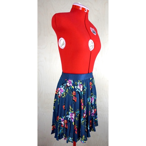 Express Navy Pleated Floral Mini Skirt - Picture 2 of 7
